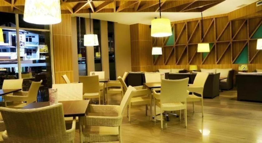 Orchardz Hotel Gajah Mada Pontianak Ngoại thất bức ảnh