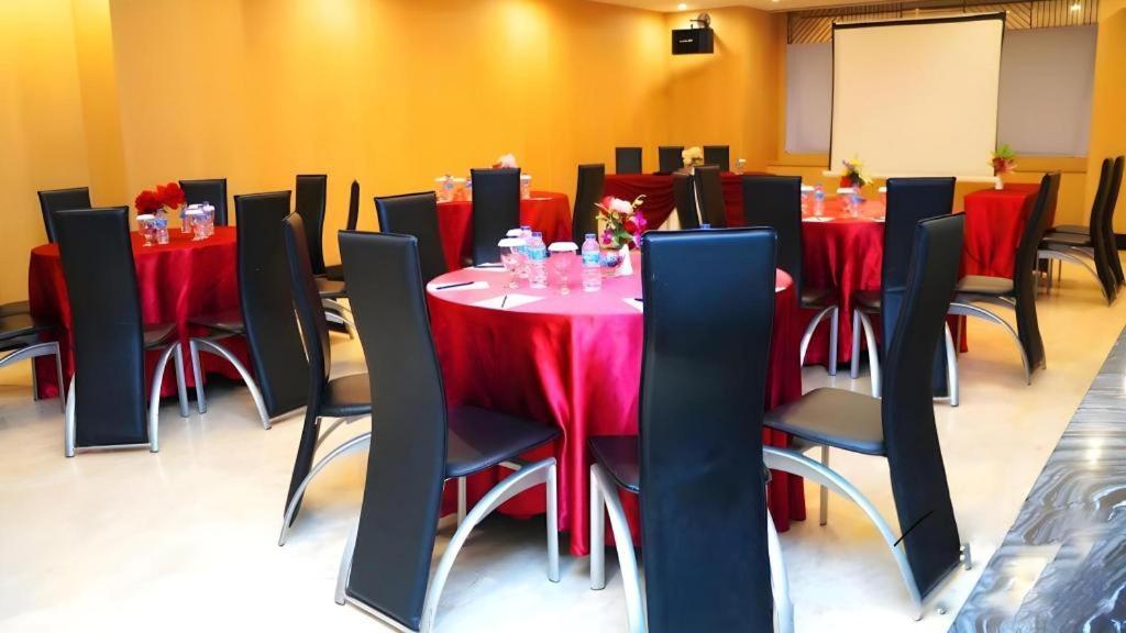 Orchardz Hotel Gajah Mada Pontianak Ngoại thất bức ảnh